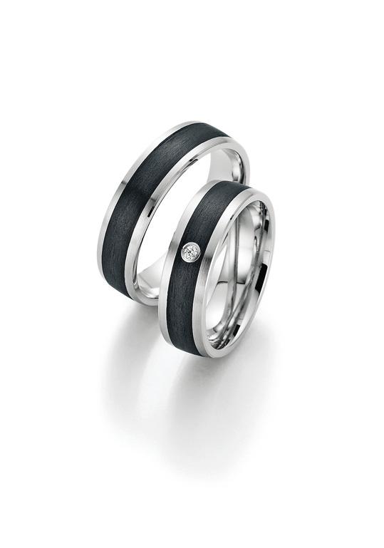 Trauringe von Fischer in Weißgold mit Carbon und 1 Brillant.