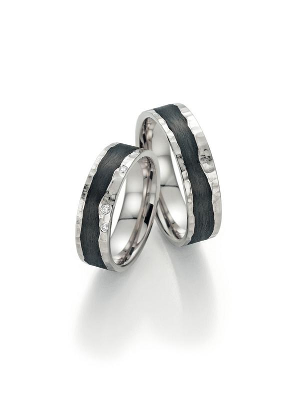 Trauringe von Fischer in Weißgold mit Carbon.