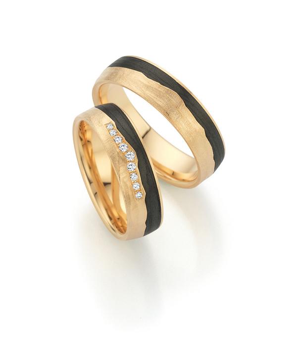 Trauringe von Fischer in Gelbgold mit Carbon etwas unregelmäßig und 9 Brillanten.