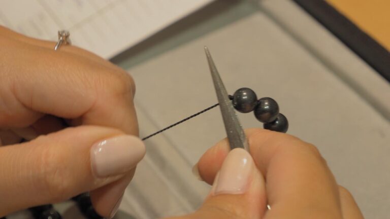 Aufziehen und Knoten einer Perlenkette