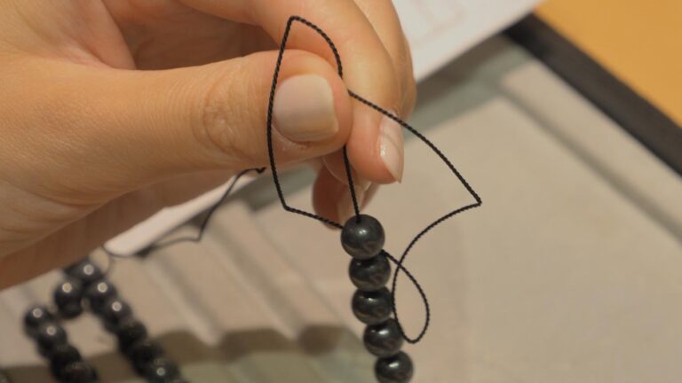 Aufziehen und Knoten einer Perlenkette