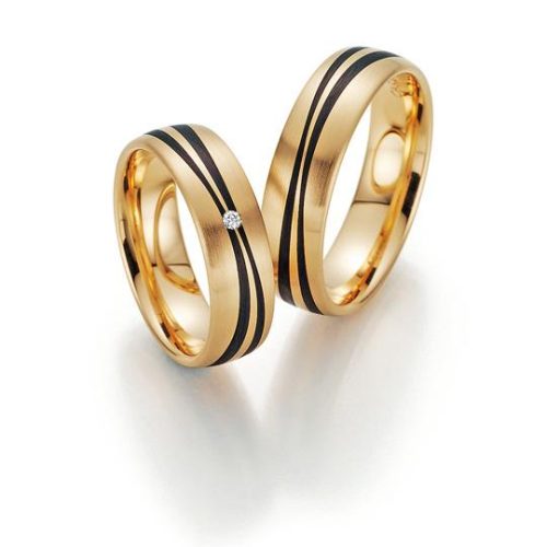 Trauringe von Fischer in Gelbgold mit Carbon und 1 Brillant.