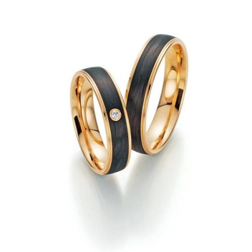 Trauringe von Fischer in Gelbgold mit Carbon und 1 Brillant.